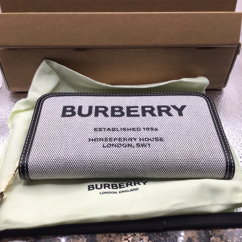 BURBERRY HORSEFERRY, NWT, FULL ZIP WALLET, NO FLAWS